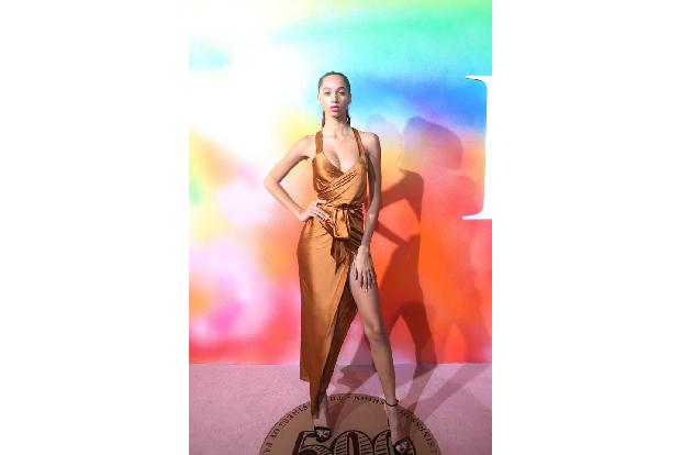 Absoluter Hingucker des Abends: Model Yasmin Wijnaldum, die in einem auffallend geschnittenen Design mit weitem Beinschlitz ...