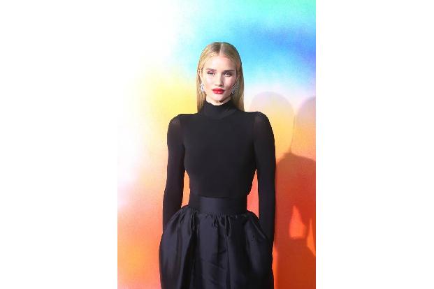 Rosie Huntington-Whiteley setzte auf einen hochgeschlossenen Look mit Rollkragen und verführerisch roten Lippen. Dabei strah...