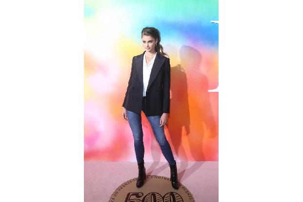 Taylor Hill beweist, dass auch eine Jeans mit dem richtigen Styling einen Glamour-Look kreieren kann. Ein schicker Blazer, e...
