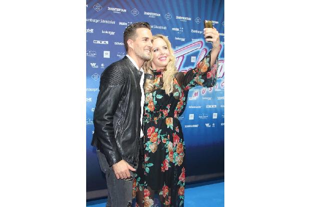 ...Isabel Edvardsson zu schießen. Selfies waren an diesem Abend ganz besonders angesagt, als alte und neue Freunde aufeinand...