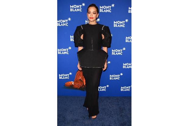 ...genauso wie Sängerin Rita Ora. Die Britin beging den großen Anlass in einem Aufsehen erregenden Kleid von Dolce & Gabbana...