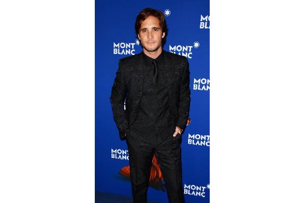 ...Schauspieler und Sänger Diego Boneta entschied sich für diesen Look, als er seine Garderobe auswählte. Die Dritte im Bund...