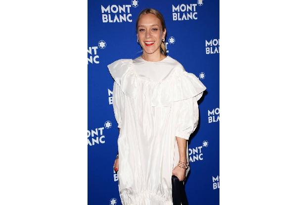 ...Chloë Sevigny hatte sich für ein weit geschnittenes weißes Kleid entschieden, mit dem sie auf der Veranstaltung im World ...