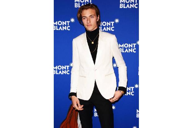 ...kam das männliche Supermodel Lucky Blue Smith daher. Normalerweise ist der Amerikaner für seine platinblonden Haare bekan...