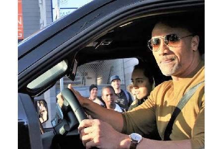 Selbst ist der Promi: Zur Show am 3. April fuhr Dwayne 'The Rock' Johnson höchstpersönlich im El Capitan Theatre in Hollywoo... Selbst ist der Promi: Zur Show am 3. April fuhr Dwayne 'The Rock' Johnson höchstpersönlich im El Capitan Theatre in Hollywoo...
