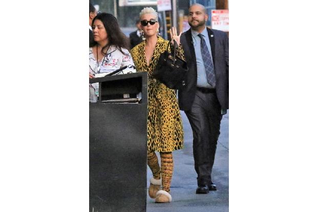 ...ist Chart-Beauty Katy Perry vermutlich nicht Auto gefahren. Bis auf die, sagen wir mal, bodenständigen Hausschuhe ist der...