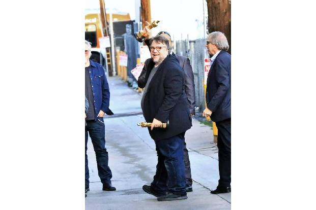 ...hatte Filmemacher Guillermo del Toro seine frisch gewonnenen Goldjungen mitgebracht: Der Regisseur von 'Shape of Water' w...