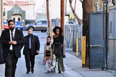 ...wirkte Hollywood-Powerfrau Viola Davis bei ihrer Ankunft am El Capitan Theatre. Dabei hatte sie ihre süße Tochter Genesis...