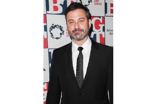 ...dieser schicke Herr hier, bei dem all die Promis landen, die wir gerade gesehen haben: Jimmy Kimmel, der Gastgeber aller ...