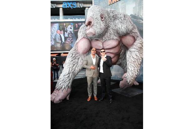...Davis Okoye, einem Primatenforscher, der von Dwayne 'The Rock' Johnson dargestellt wird. Er hat den Silberrücken George v...