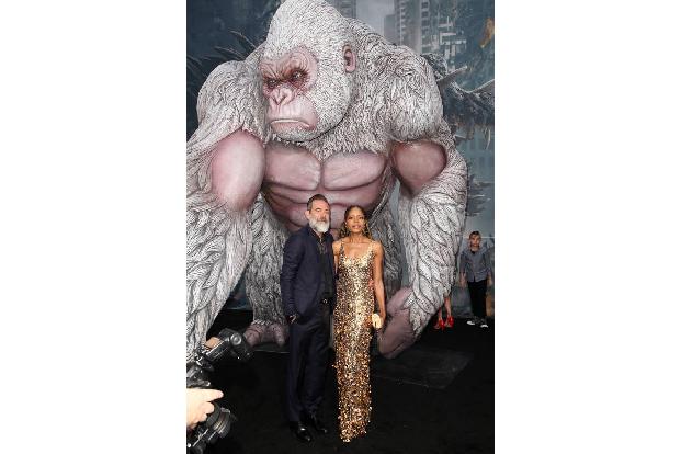 ...wies Jeffrey Dean Morgan auf - der Bart könnte George ebenfalls hervorragend stehen! Zum Glück sorgt Naomie Harris auf di...