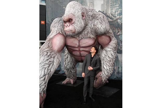 ...stand Schauspieler Joe Manganiello unter der XXL-Figur - wahrscheinlich, weil er weiß, was George in 'Rampage' so alles k...
