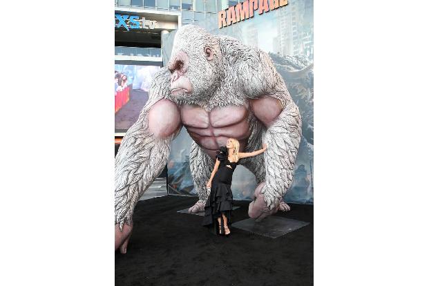 ...posierte Malin Åkerman mit dem aufgeblasenen Stofftier. Diese Szene erinnert beinahe an King Kong, oder nicht? Doch Malin...