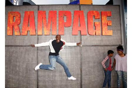 ...'Rampage'-Schriftzug lud die Promis vor Ort ein, einmal richtig aus sich rauszugehen. Schauspieler Terry Crews macht vor,...