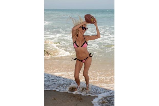 ...der Strand von Malibu. Beinahe wöchentlich zeigt sie sich dort leicht bekleidet. Um die Paparazzi zu unterhalten, nimmt F...