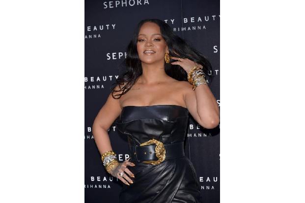 ...stammt aus dem Hause Versace und setzte nicht nur Rihannas wunderschönes Dekolleté in Szene. Der breite Gürtel im Barock-...