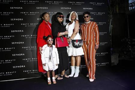 ...waren stylish unterwegs! Ganz rechts in Orange ist hier beispielsweise Rihannas Mutter Monica Braithwaite zu sehen. Die K...