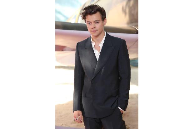 Kaum zu glauben, aber wahr: Popstar Harry Styles hat nicht nur zwei Brustwarzen, auch nicht drei - sondern vier! Aus seinem ... Kaum zu glauben, aber wahr: Popstar Harry Styles hat nicht nur zwei Brustwarzen, auch nicht drei - sondern vier! Aus seinem ...