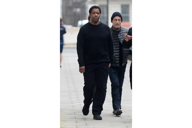 ...Denzel Washington ist für seinen Makel selbst verantwortlich. Jahrelang lief er mit einem krumm abstehenden kleinen Finge...