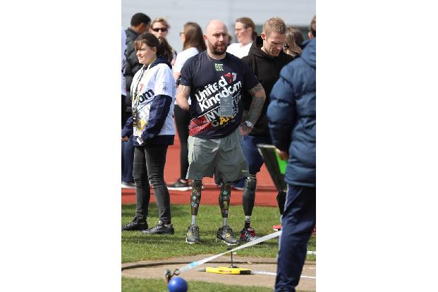 ...alle Sportler kriegsversehrte Soldaten sind, die trotz Handicap Höchstleistungen erbringen. Prinz Harry...