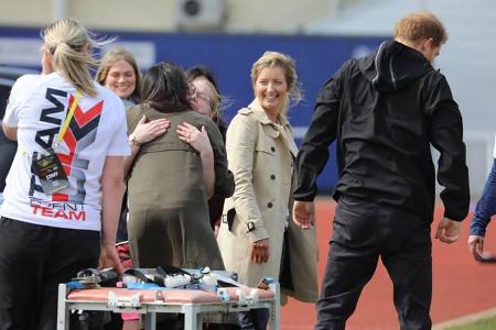 ...teilen. Denn schon wenige Minuten nach Ankunft des schönen Pärchens war klar: Meghan Markle hat keinerlei Berührungsängst...