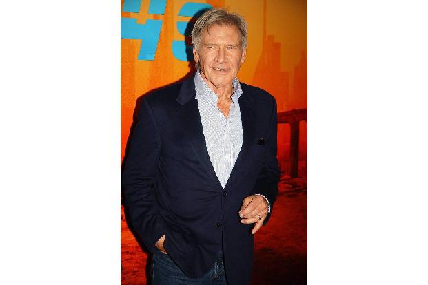 ...Harrison Ford, denn er zog sich bei den Dreharbeiten zu 'Star Wars: Das Erwachen der Macht' eine Fraktur am Knöchel zu, n...
