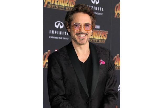 ...Robert Downey Jr., seit er sich eben jenen bei einem Stunt für 'Iron Man 3' verstaucht hatte. Die Arbeit am Film musste f...