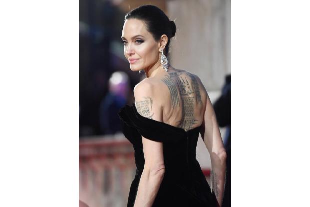 ...Angelina Jolie, als sie den Actionreißer 'Salt' drehte. Sie stolperte und rollte mit einer Pistole über den Fußboden. Dad...