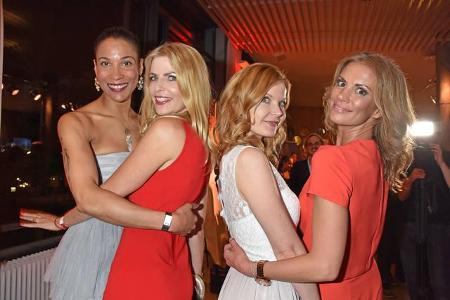 ...mitfeiern wollten! Jurymitglied Annabelle Mandeng scharte sogleich Tanja Bülter, Eva Imhof und Kerstin Linnartz um sich, ...