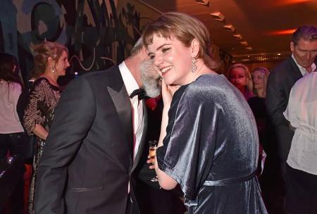 ...hier so gut mit Gala-Gast Mary Ellen versteht? Der graue, längere Bart verrät es gleich - es ist...