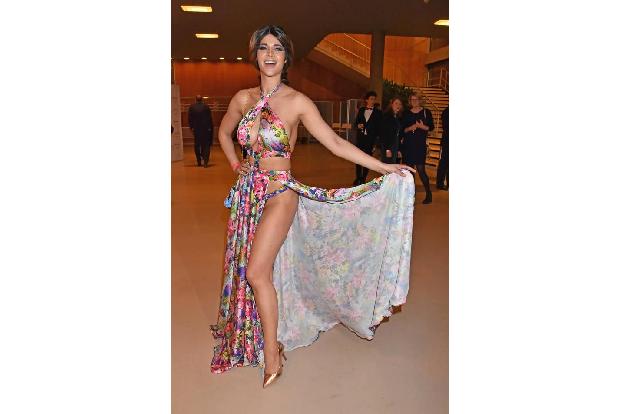 ...Nacktschnecke Micaela Schäfer, die es einmal mehr schaffte, mit ihrem Outfit alle Blicke auf sich zu ziehen. Viel mehr al...