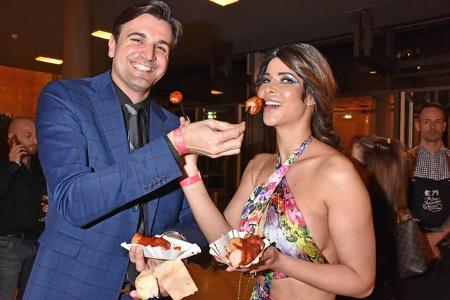 ...von ihrem Lover Felix Steiner: Der Journalist fütterte seine Liebste mit Currywurst und biss auch gleich selber zu. Auch ...