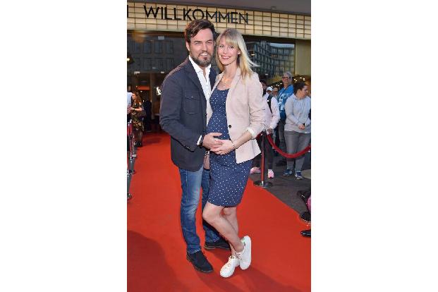 ...Entertainer Tobey Wilson und seiner Modelfreundin Sabrina Gehrmann ein Sommerkind wird? Den Outfits und dem Umfang des Ba...