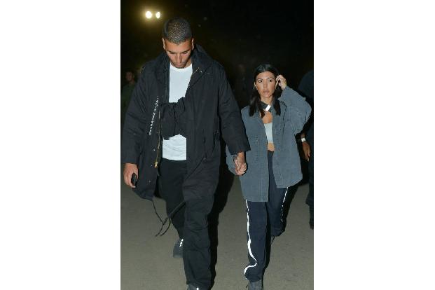 Das diesjährige Musik-Festival lockt wie jedes Jahr prominente Gäste aus aller Welt heran: Auch Kourtney Kardashian und ihr ... Das diesjährige Musik-Festival lockt wie jedes Jahr prominente Gäste aus aller Welt heran: Auch Kourtney Kardashian und ihr ...