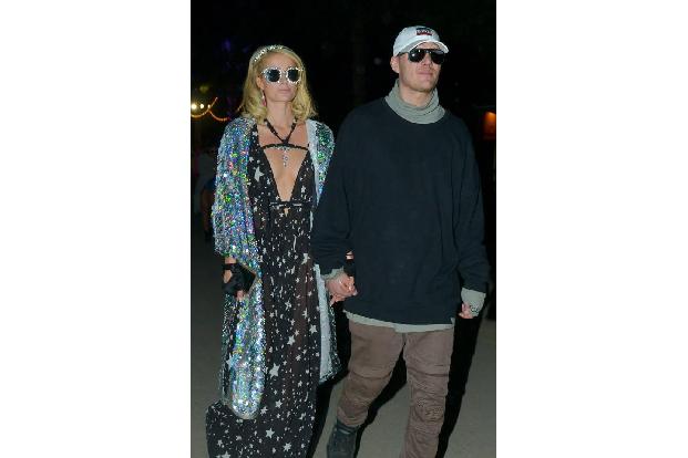 …Paris Hilton und ihr Verlobter Chris Zylka. Hand in Hand und gut gelaunt kamen die beiden fast im Partner-Look zum Festival...