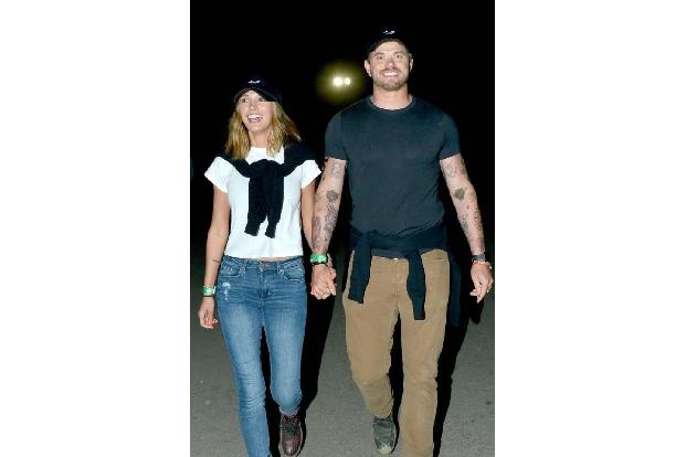 …Kellan Lutz und seine Frau Brittany Gonzales hatten offenbar Spaß. Extrem leger kam das Ehepaar super strahlend und Händche...