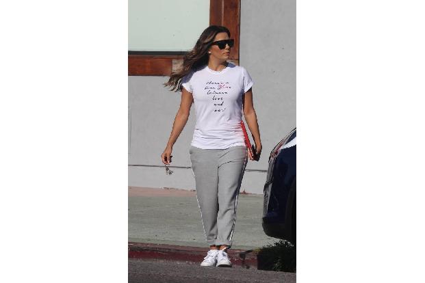 ...Slogan-Shirts ist TV-Schönheit Eva Longoria. Wein spielt dabei immer eine Rolle. Hier trägt sie den Schriftzug 