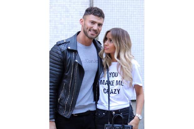 ...ist dieses hier: Sänger Jake Quickenden steht neben seiner Freundin Danielle Fogarty, auf deren Shirt 