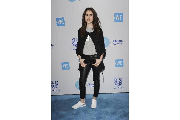 ...Lily Collins, die es sich nicht nehmen ließ auf dem WE-Day Präsenz zu zeigen. Die Schauspielerin gehört schon lange zu de...