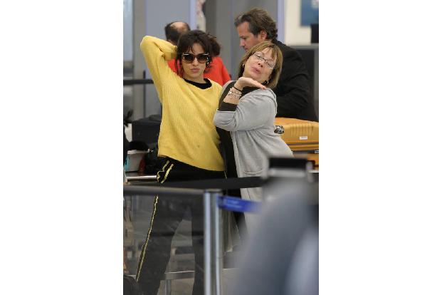 Am Sonntag [8. April] reiste Shootingstar Camila Cabello nach Los Angeles - und zeigte, wie schnell aus einem Airport ein La...