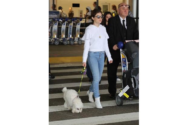 ...superstylish war 'Pretty Little Liars'-Beauty Lucy Hale vor einigen Tagen am LAX unterwegs. Ihr coolstes Accessoire war d...