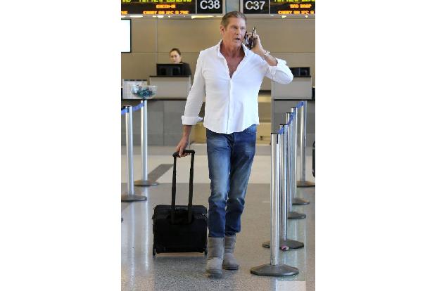 ...gucken wir bei David Hasselhoff. Ob der Mann sich mit grauen Ugg Boots allerdings einen Gefallen tut? Wir überlassen Ihne...