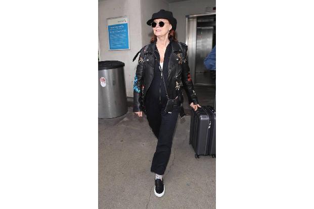 ...trat da schon Oscarpreisträgerin Susan Sarandon am LAX Airport auf. Ganz in Schwarz, inklusive Lederjacke, Sonnenbrille u...