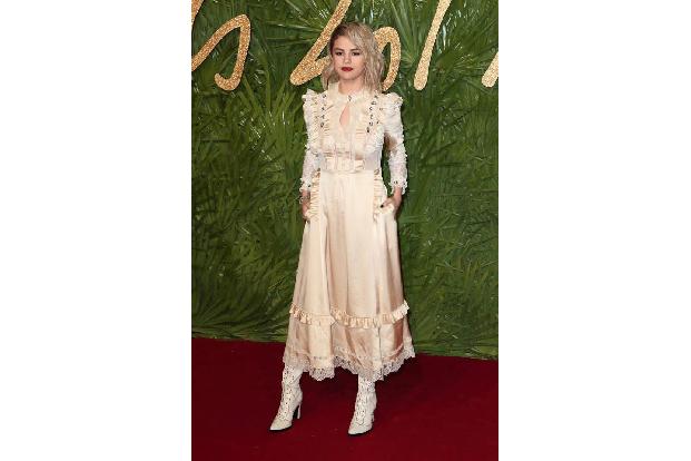 ...Selena Gomez hatte es wiederum mit einem religiösen Fanatiker zu tun, der gegenüber den Behörden zugab, mit Gott über 50 ...