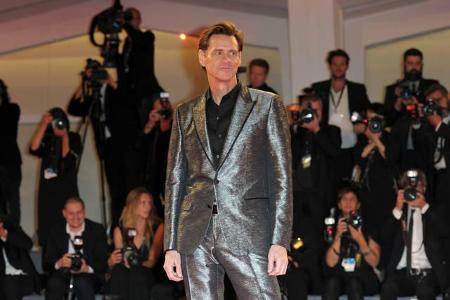 ...Superstar Jim Carrey. Zumindest könnte man das von außen betrachtet so sehen: Zunächst grinste sich der 56-Jährige von ei...