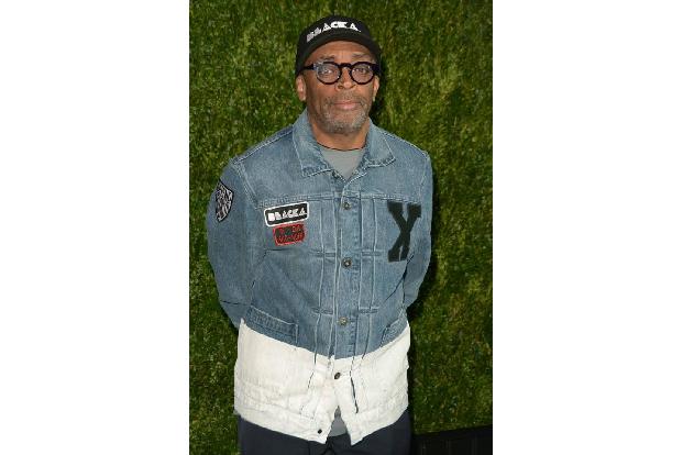 ...Spike Lee zu dem Event. In lockerer Kleidung und mit markanter Cappy, auch wenn er auf Tribeca dieses Jahr keinen neuen F...