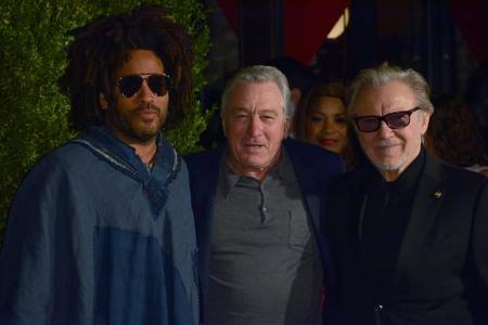 ...Robert DeNiro, der sich mit seinem alten Freund Harvey Keitel ablichten ließ und dabei Gesellschaft von Lenny Kravitz bek...