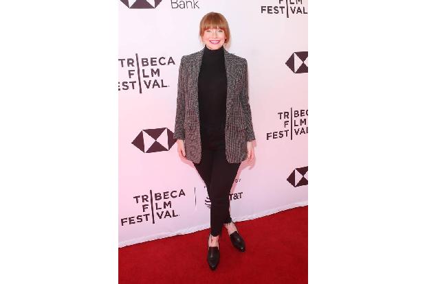 ...Bryce Dallas Howard kam, denn sie sah sich die Premiere der Komödie 'Egg' an, die derzeit noch keinen Verleih gefunden ha...
