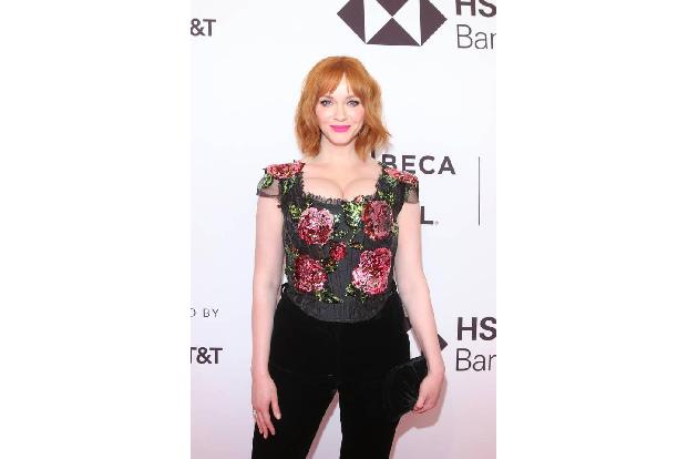 ...Christina Hendricks. In dem Film spielt Christina eine hochschwangere Lehrerin, die mit einer Leihmutter aneinander gerät...