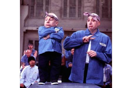 ...drei Jahre später wieder zusagte, als Mike Meyers 'Austin Powers in Goldständer' drehte. Gerüchten zu Folge war Mike so b...